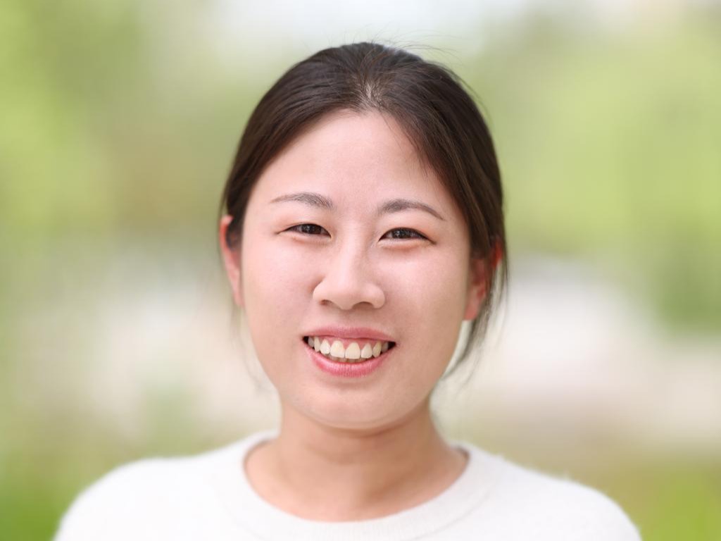 谭  雯
